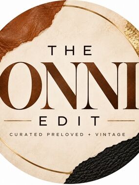 Hi, I’m Onni — lifelong shopper, vintage hunter, and lover of beautiful clothes